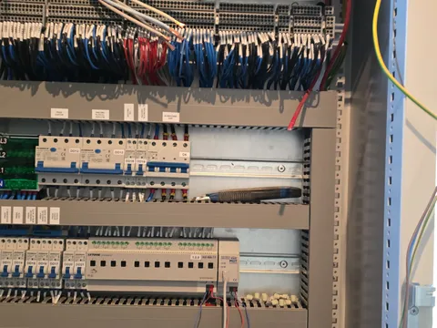 Actuatoare KNX și protecții, cu cablaj etichetat