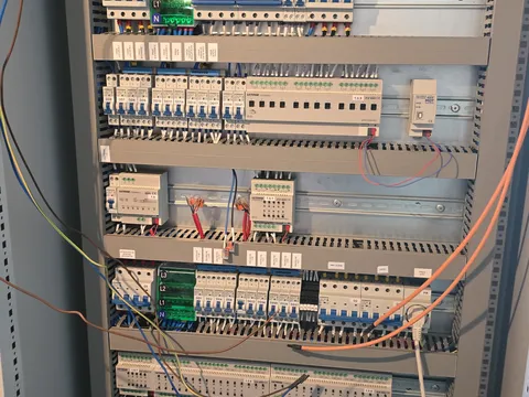 Tablou KNX în lucru: cablarea actuatoarelor